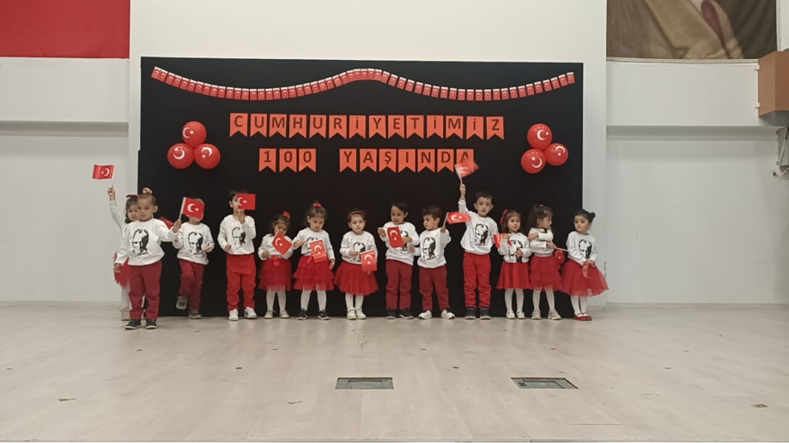29 Ekim Cumhuriyet Bayramı’nın 100. Yılı dolayısı ile düzenlenen kutlamalar Ana sınıfı minik öğrencilerimizin salon programı etkinliği gerçekleşti.